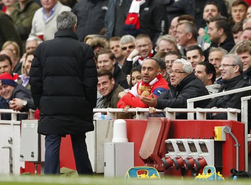 Battibecco col sorriso tra Jos Mourinho e i tifosi dell&#39;Arsenal. Action